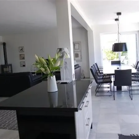 ヴィラ Fantastic Renovated Annex フエンヒロラ